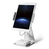 Tablet i justerbar aluminiumsholder på et skrivebord