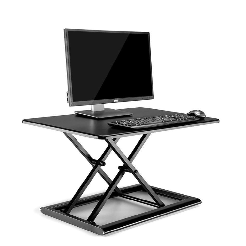 Hæve/sænke-plade på et skrivebord med laptop og skærm