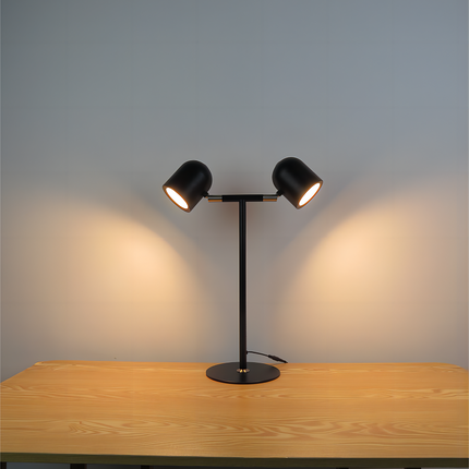 Minimalistisk Skrivebordslampe - Med Base & To lamper - Sort- Lidt længere fra med tændt lys