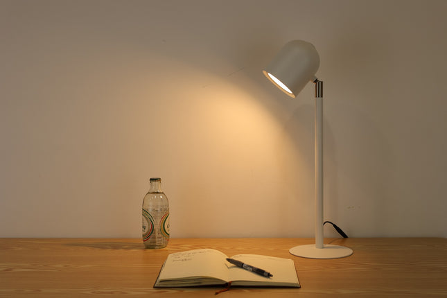 Hvid Klassisk & Minimalistisk Skrivebordslampe - Med Base - Tændt