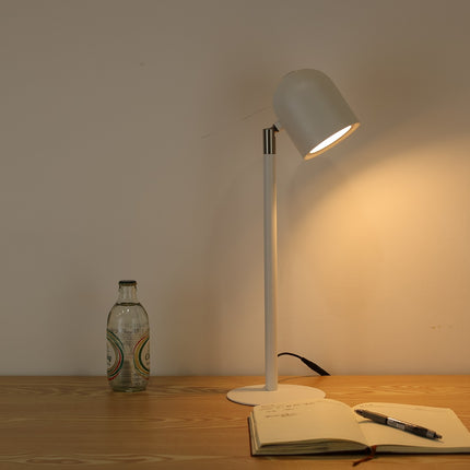 Hvid Klassisk & Minimalistisk Skrivebordslampe - Med Base - Lyser ned på bog