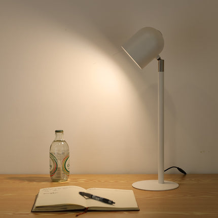 Hvid Klassisk & Minimalistisk Skrivebordslampe - Med Base - Tændt på et bord
