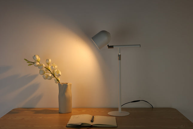 Klassisk & Minimalistisk Skrivebordslampe - Med Base & Transformbar arm - Hvid- Lyser på blomst