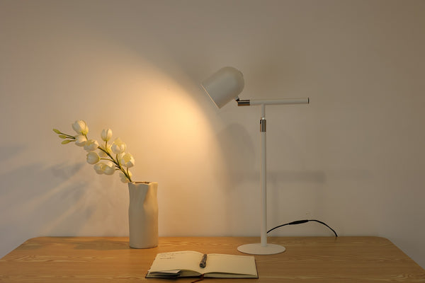 Klassisk & Minimalistisk Skrivebordslampe - Med Base & Transformbar arm - Hvid