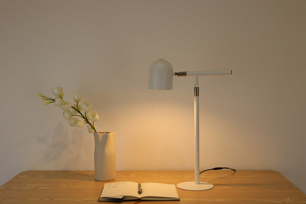 Klassisk & Minimalistisk Skrivebordslampe - Med Base & Transformbar arm - Hvid