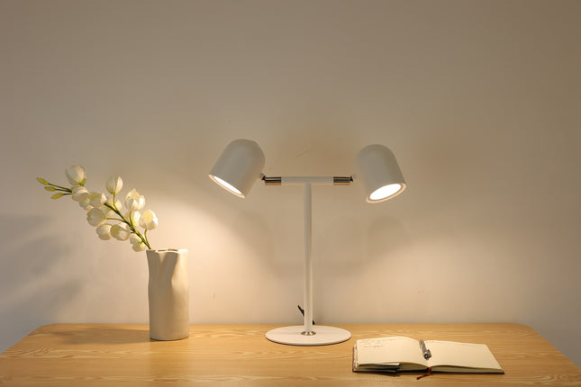 Minimalistisk Skrivebordslampe - Med Base & To lamper - Hvid -lige på tændt lys