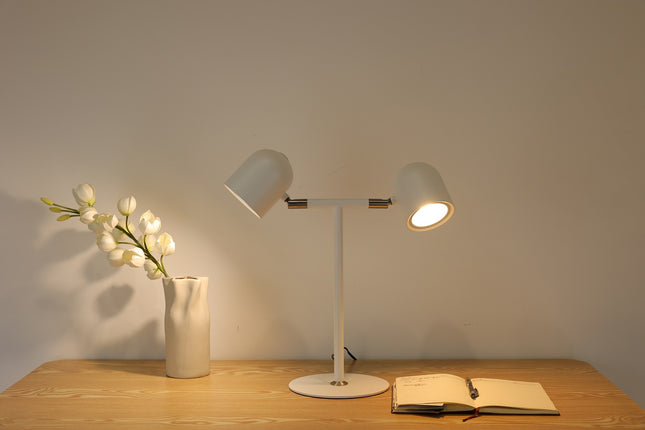 Minimalistisk Skrivebordslampe - Med Base & To lamper - Hvid- Tændt med blomst ved siden af