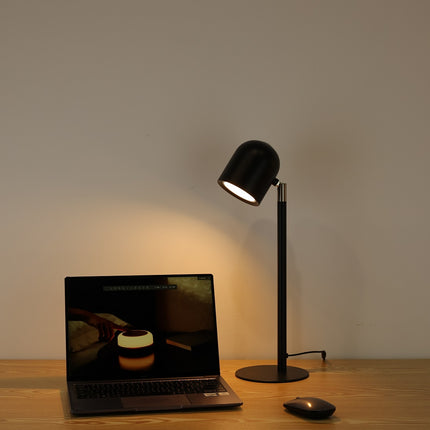 Sort Klassisk & Minimalistisk Skrivebordslampe - Med Base - Tændt