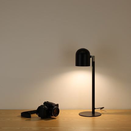 Sort Klassisk & Minimalistisk Skrivebordslampe - Med Base drejet ned 