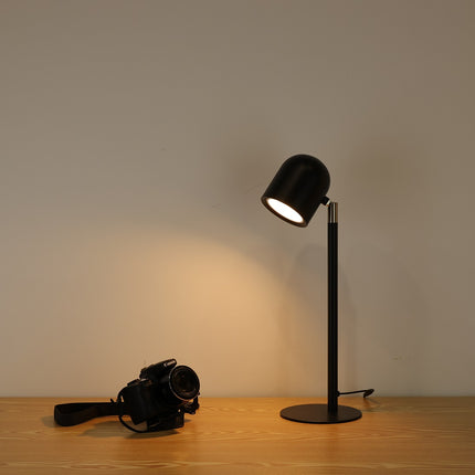 Sort Klassisk & Minimalistisk Skrivebordslampe - Med Base lyser ned mod kamera