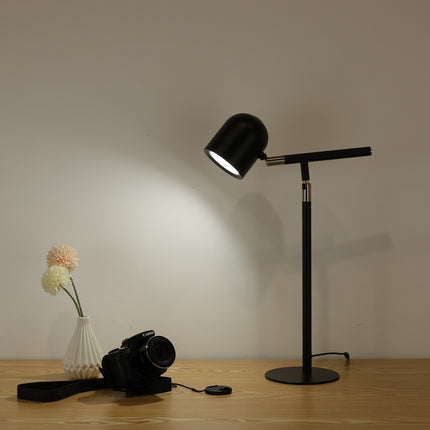 Sort Klassisk & Minimalistisk Skrivebordslampe - Med Base & Transformbar arm lyser ned på kamera