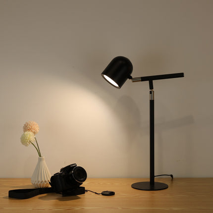 Sort Klassisk & Minimalistisk Skrivebordslampe - Med Base & Transformbar arm på et bord