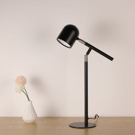 Sort Klassisk & Minimalistisk Skrivebordslampe - Med Base & Transformbar arm i dagslys på bord