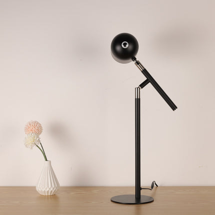 Sort Klassisk & Minimalistisk Skrivebordslampe - Med Base & Transformbar arm I dagslys ind mod en væg
