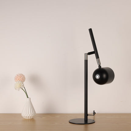 Sort Klassisk & Minimalistisk Skrivebordslampe - Med Base & Transformbar arm I dagslys strukket ned ind mod væg