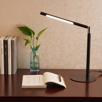 Minimalistisk Skrivebordslampe - Orange - 200 Lumen- På Brunt bord