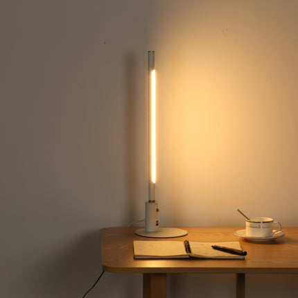 Hvid Minimalistisk Skrivebordslampe - Med Base lyser hele bordet op