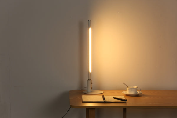 Minimalistisk Skrivebordslampe - Med Base - Hvid