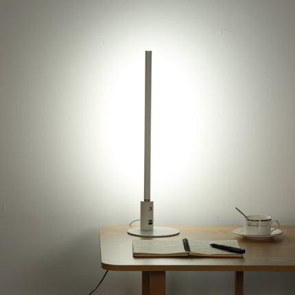Hvid Minimalistisk Skrivebordslampe - Med Base lyser hele væggen op