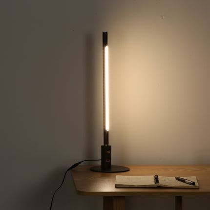 Sort Minimalistisk Skrivebordslampe - Med Base lyser bordet op