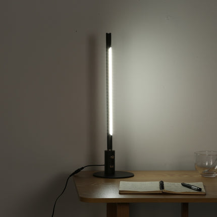 Sort Minimalistisk Skrivebordslampe - Med Base lyser godt op