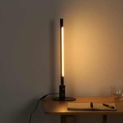 Sort Minimalistisk Skrivebordslampe - Med Base lyser op så du kan læse i din bog