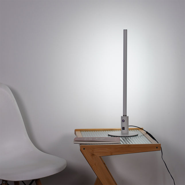 Hvid Minimalistisk Skrivebordslampe - Med Base - På et lille bord