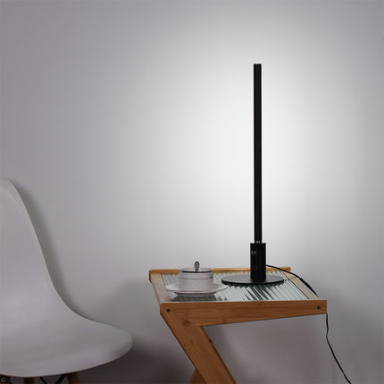 Sort Minimalistisk Skrivebordslampe - Med Base på et lille bord